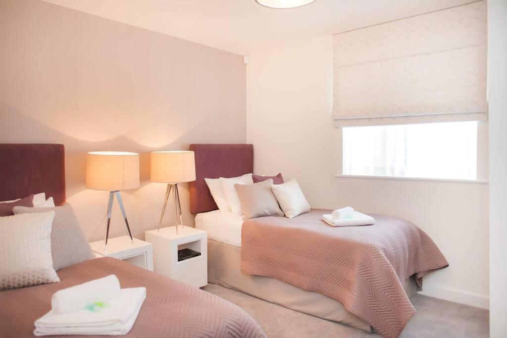 Stylish And Central Two Bedroom & Two Bathroom Apartment With Free Parking Exterior foto