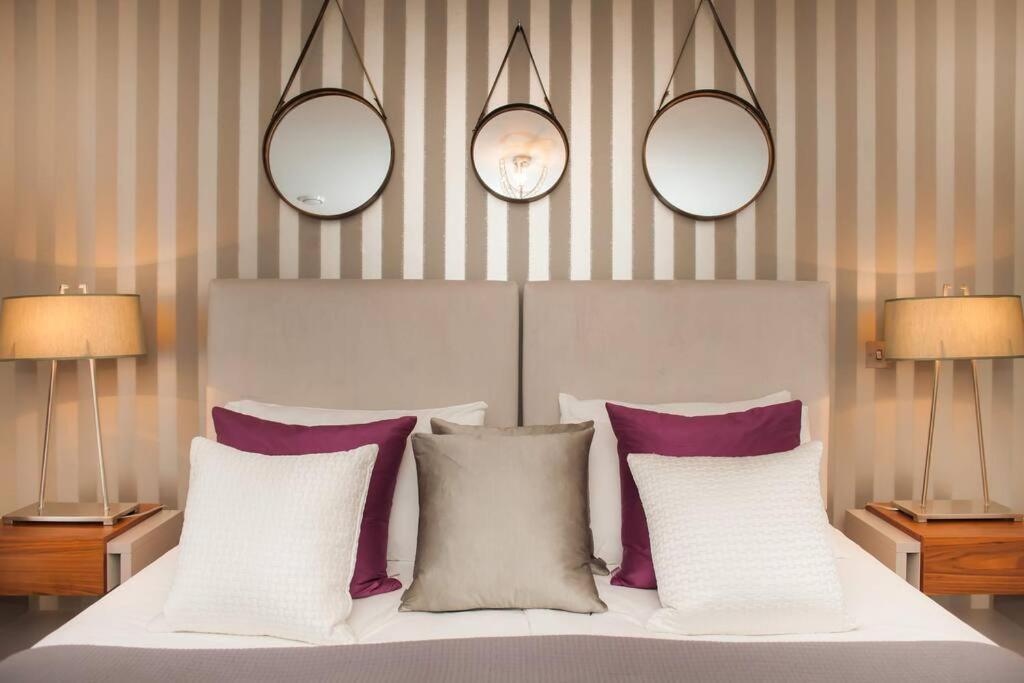 Stylish And Central Two Bedroom & Two Bathroom Apartment With Free Parking Exterior foto