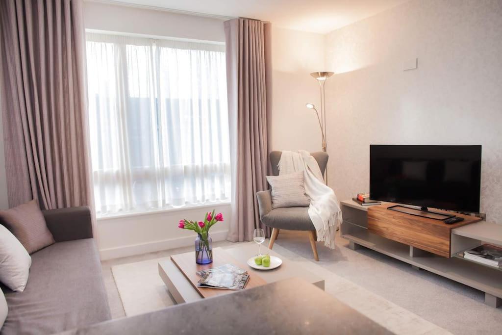 Stylish And Central Two Bedroom & Two Bathroom Apartment With Free Parking Exterior foto