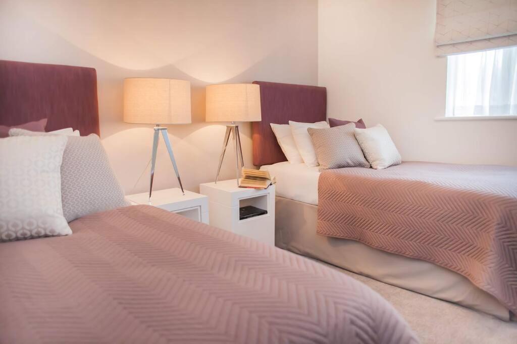 Stylish And Central Two Bedroom & Two Bathroom Apartment With Free Parking Exterior foto